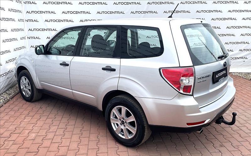 Subaru Forester 2,0 i,110kW,AWD,serv.kn. - fotka 6 z 18
