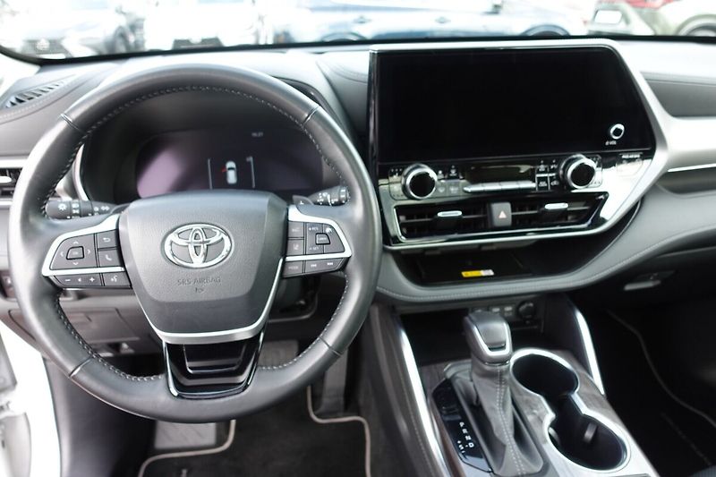 Toyota Highlander 2,5HSD Executive + Skyview (Pr - fotka 18 z 38