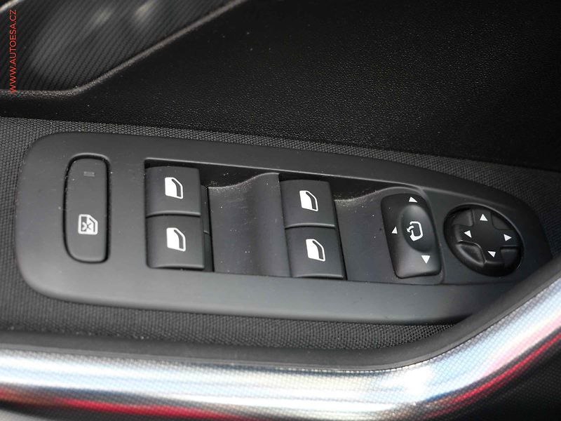 Peugeot 2008 (2015) 1.2 PT, 1.maj,ČR, Allure, AC - fotka 11 z 19