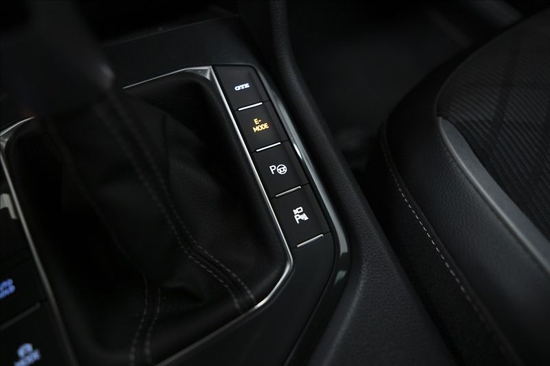 Volkswagen Tiguan 1,4 TSI DSG eHYBRID R-LINE ČR - fotka 27 z 46