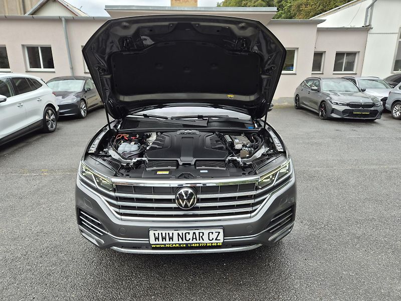 Volkswagen Touareg 3,0TDi 170kw 4x4 DSG TZ 19ALU - fotka 18 z 43