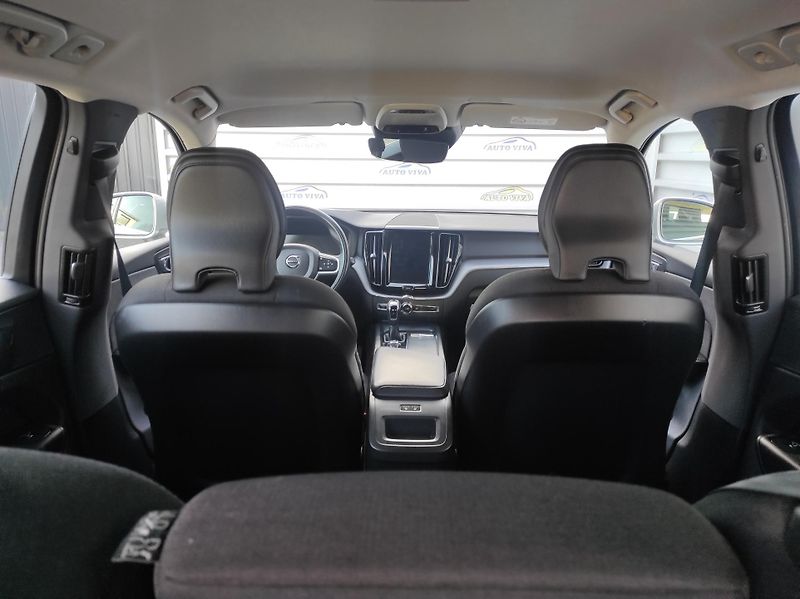 Volvo XC60 2,0 D3 Drive-E, Momentum Pro - fotka 16 z 41