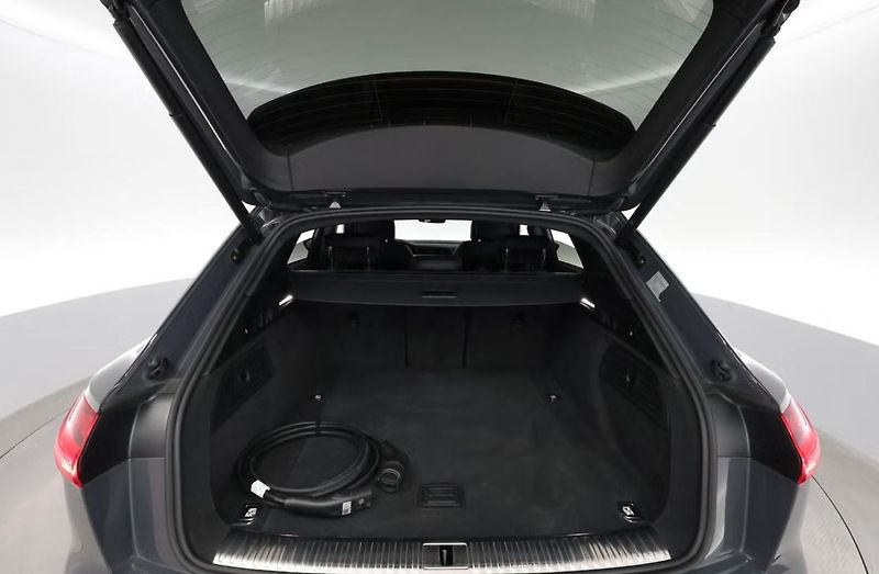 Audi Q8 e-tron 55 Quattro Kam LED Vzduch - fotka 31 z 32