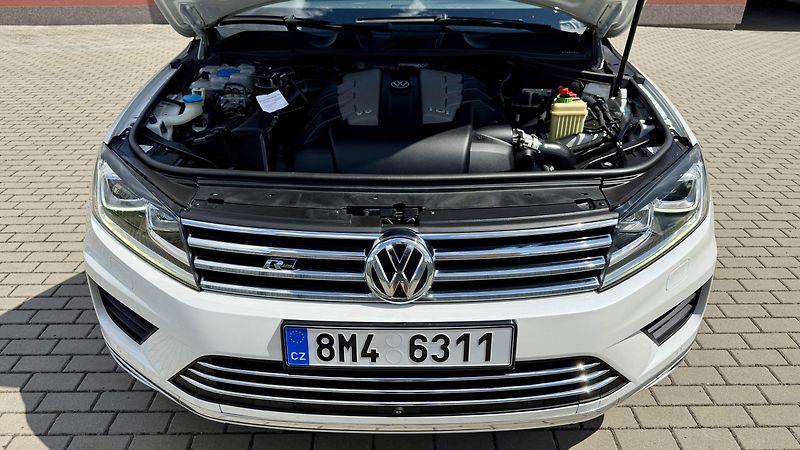 Volkswagen Touareg 3.0TDi*193kW*R-LINE*PERLEŤ - fotka 24 z 35