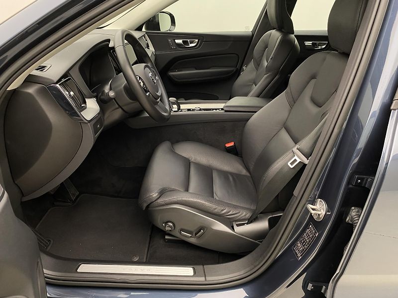 Volvo XC60 B4 AWD DARK PLUS AUT CZ - fotka 3 z 60