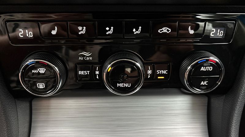 Škoda Superb 2.0 TDI Ambition Combi - fotka 13 z 24