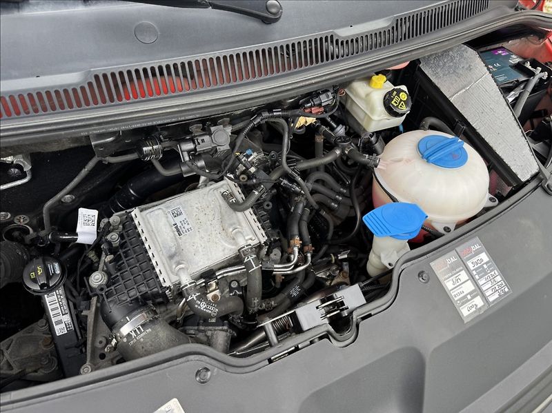 Volkswagen Transporter 2,0 TDI DSG LONG DPH 1.maj. ČR - fotka 47 z 50