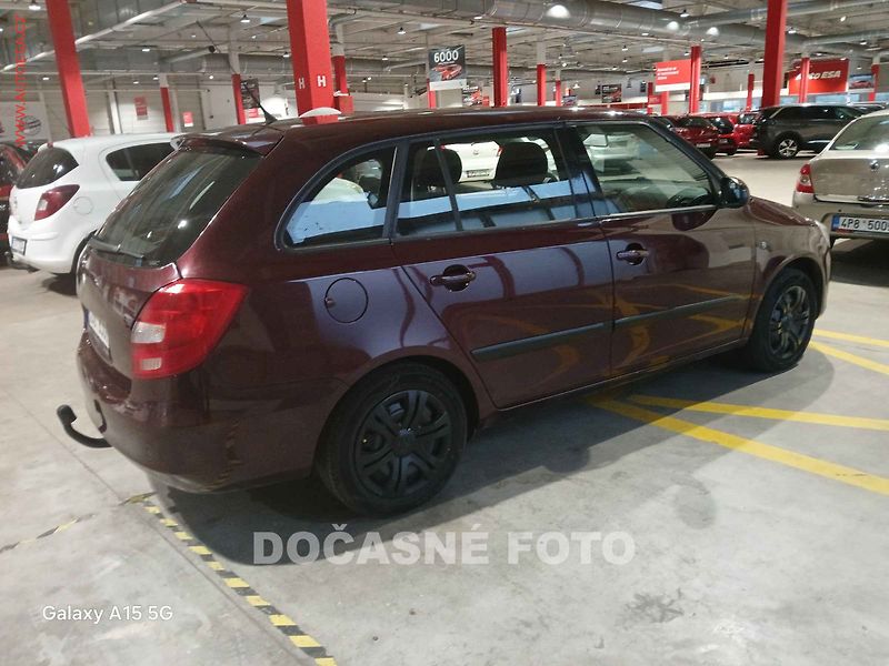 Škoda Fabia (2011) 1.2 HTP, ČR, AC, tažné - fotka 2 z 3