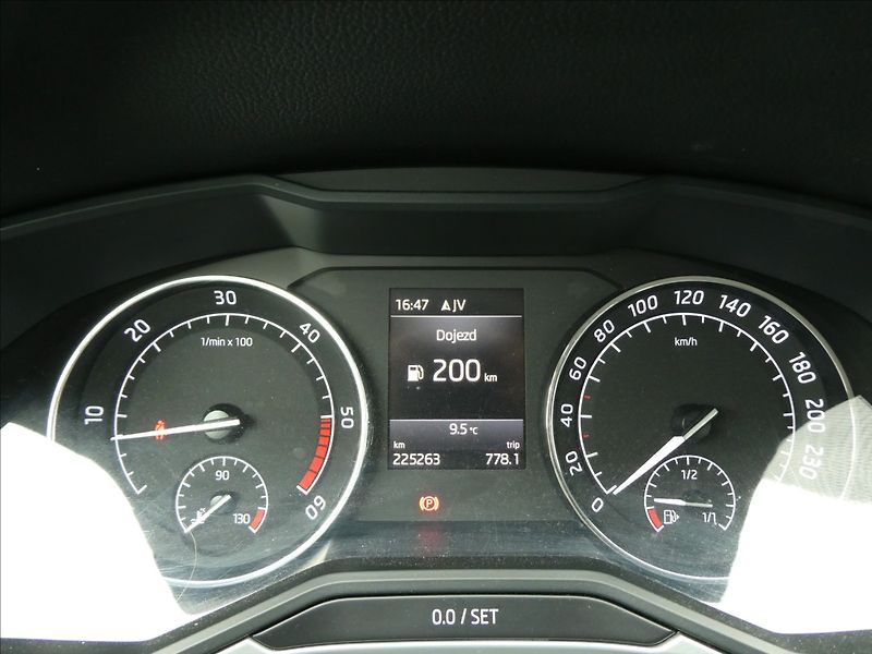 Škoda Superb 1,6 TDi 88kW DPH 2x kola - fotka 31 z 35