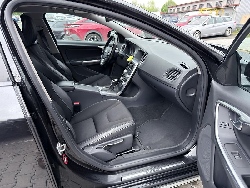 Volvo V60 Cross Country D4 AWD // 4x4 - fotka 14 z 30
