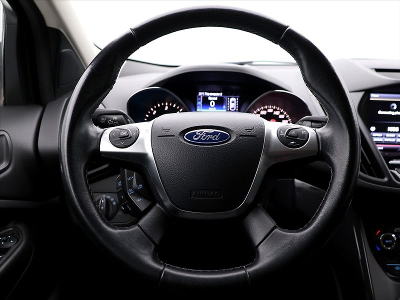 Ford Kuga 2,0 TDCi 132kW 4x4 Titanium - fotka 17 z 35
