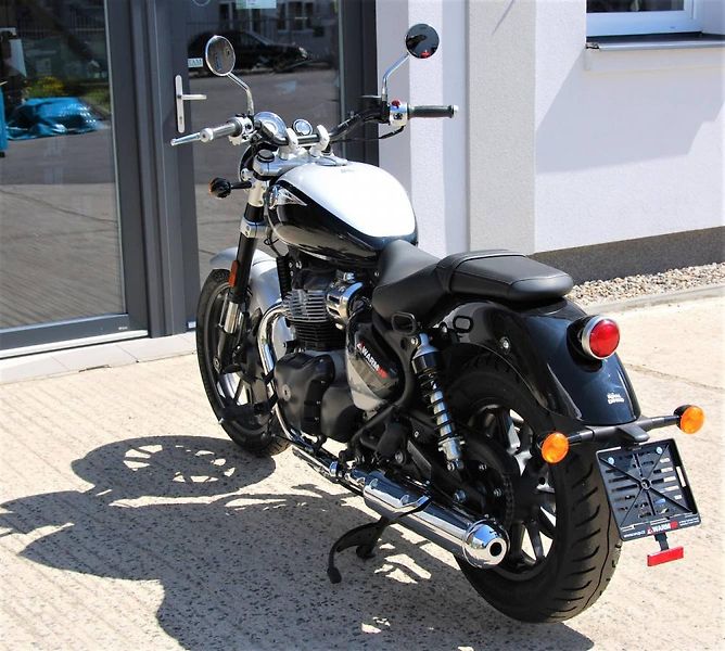 Royal Enfield Super Meteor 650 (2026) INTERSTELLAR BLACK - fotka 12 z 25