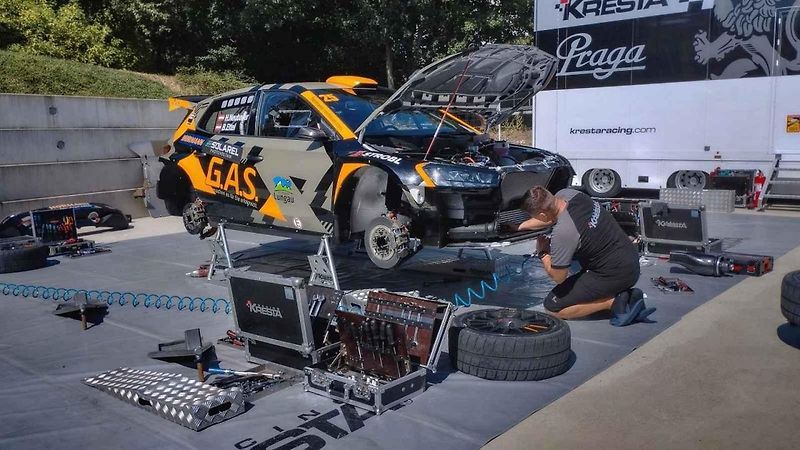 V rámci přípravy na víkendový 53. ročník Barum Czech Rally Zlín absolvovala třicítka pilotů úterní test na trati Ludkovice - Biskupice.