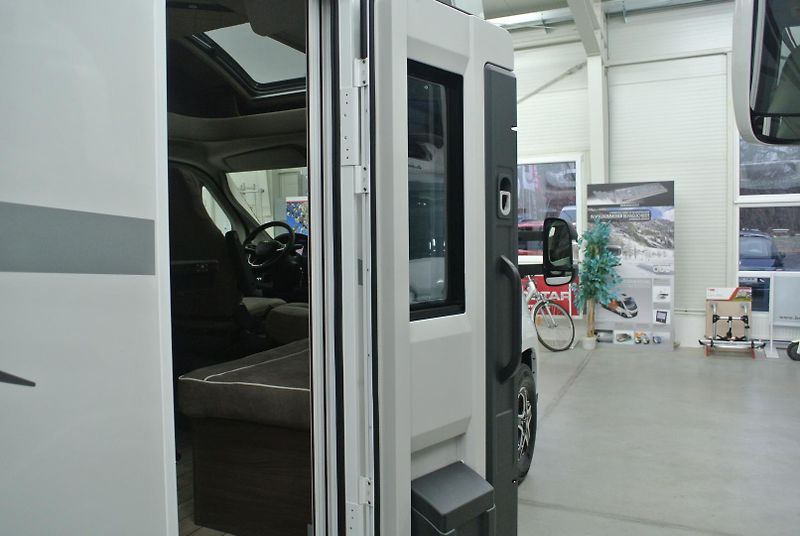 McLouis (2026) Mc 4 870G  FIAT 140 PS automat - fotka 7 z 32