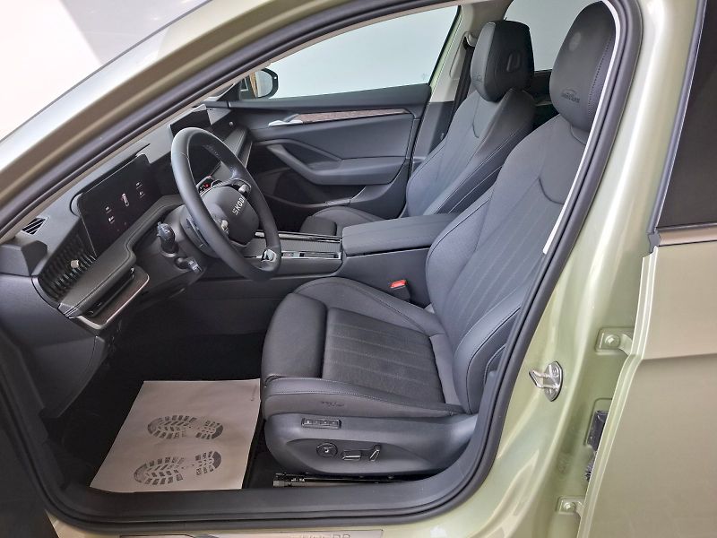 Škoda Superb (2025) COMBI L&K TD 110/2.0 A7F - fotka 14 z 30