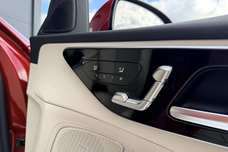 Mercedes-Benz Třídy C (2024) C 300 de 4Matic EQ - fotka 43 z 100