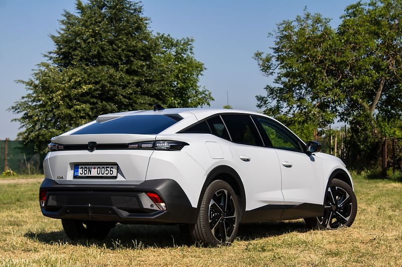 Peugeot 408 hybrid - fotka 5 z 21