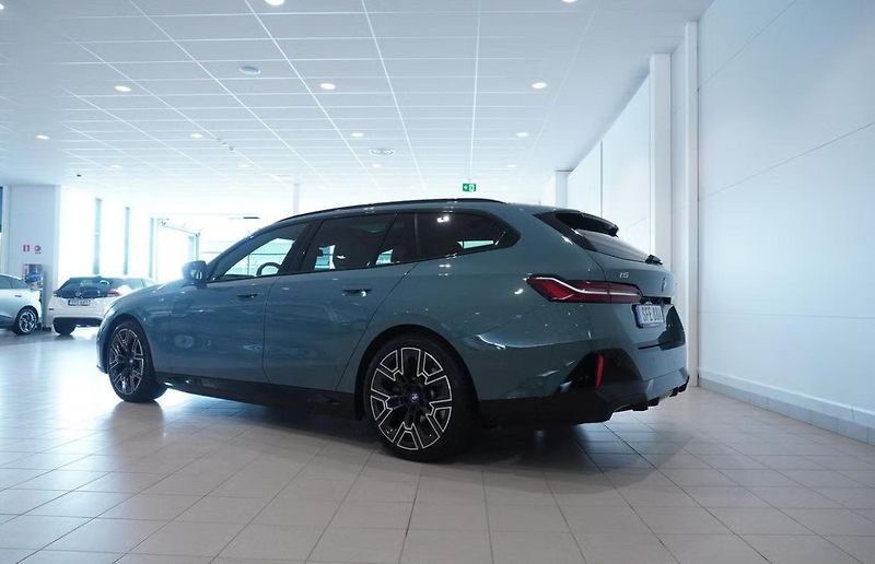 BMW i5 eDrive40 Touring M 360kam Pano - fotka 2 z 14