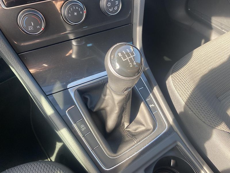 Volkswagen Golf 1.6TDi,PLNÁ VÝB.SUPER STAV!! - fotka 29 z 48