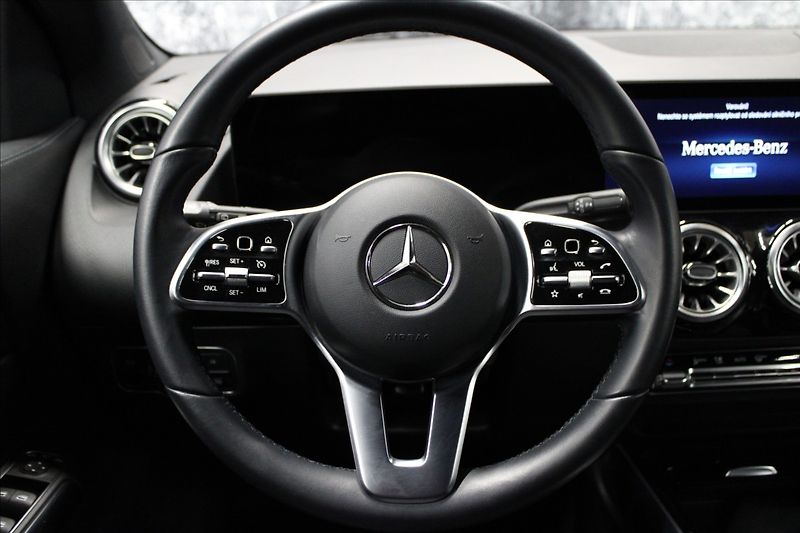 Mercedes-Benz GLA 1,3 200 1.majitel CZ zánovní - fotka 20 z 33