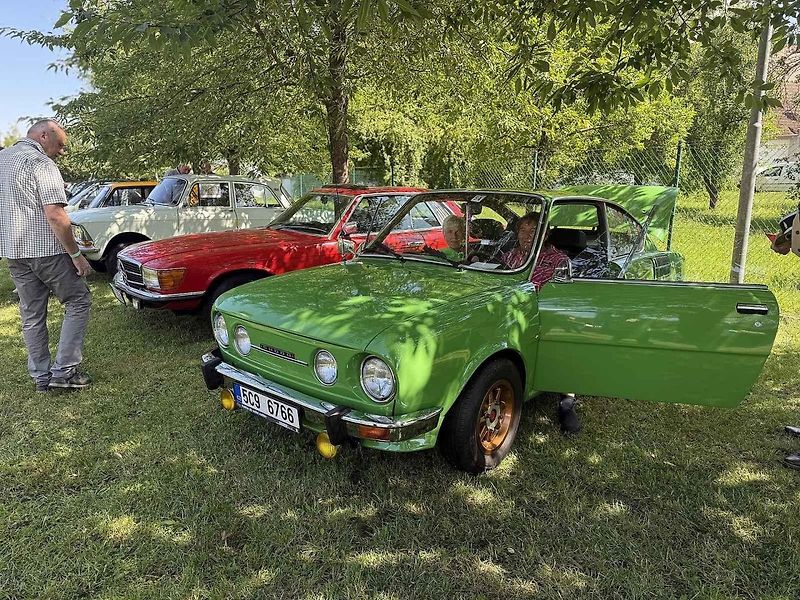 Návštěvníci akce mohli obdivovat kolem 140 historických automobilů, motorek i traktorů.