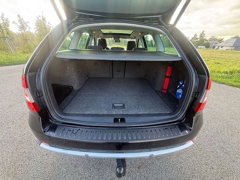 Škoda Octavia 2,0 TDI SCOUT 4X4 DSG TZ - fotka 17 z 18