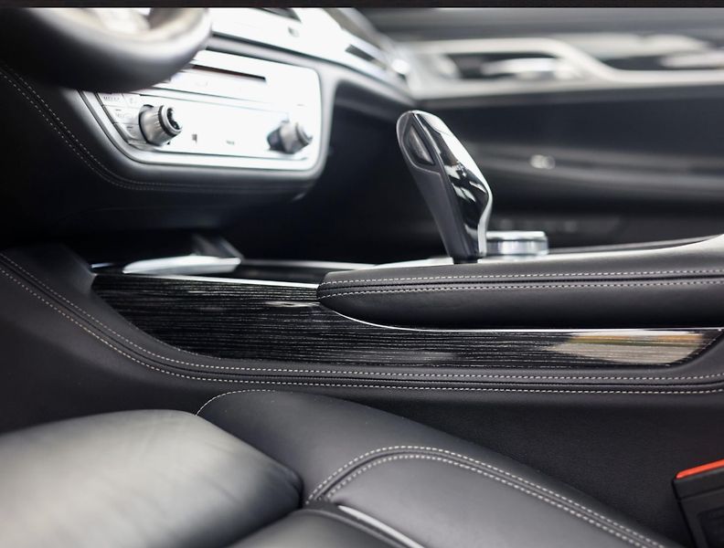 BMW Řada 7 (2019) M760Li xDrive - fotka 34 z 47