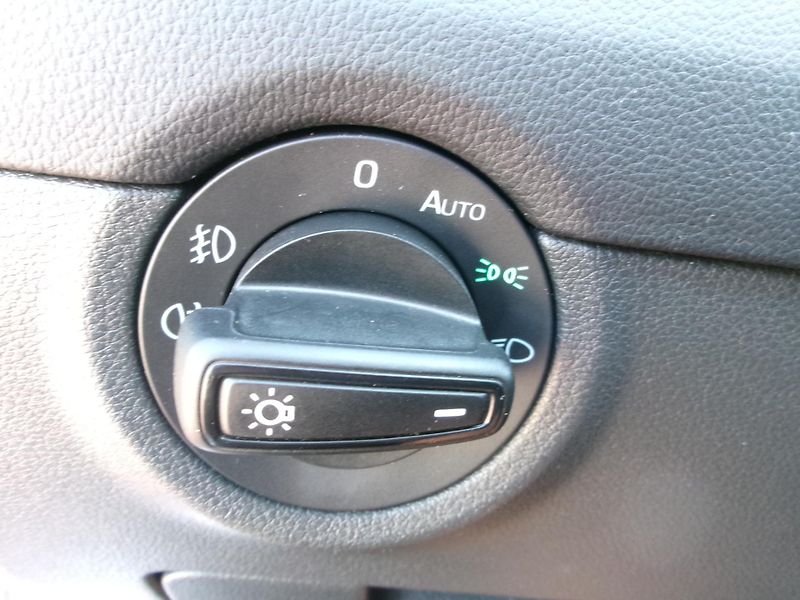 Škoda Octavia (2013) 1,4 TSI AC BT NAVI TEMP - fotka 29 z 38