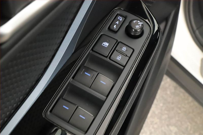 Toyota C-HR (2022) 2.0 Hybrid - fotka 13 z 17