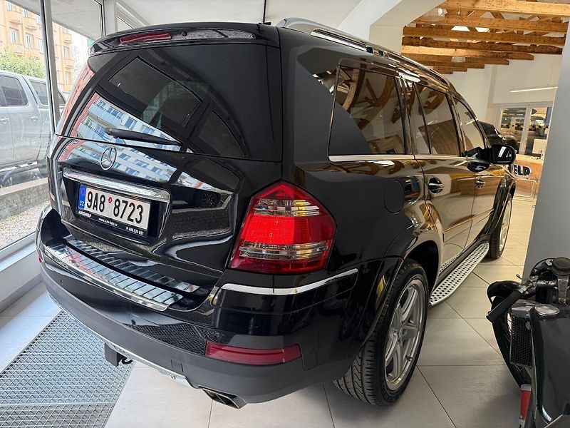 Mercedes-Benz GL (2009) 550 4MATIC - fotka 4 z 34