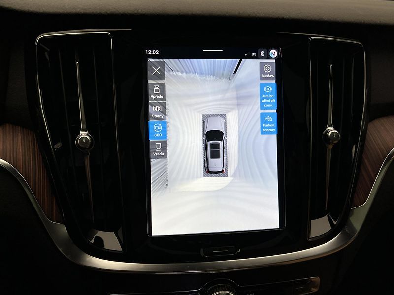 Volvo V60 (2026) B4 PLUS DARK AUT - fotka 33 z 47