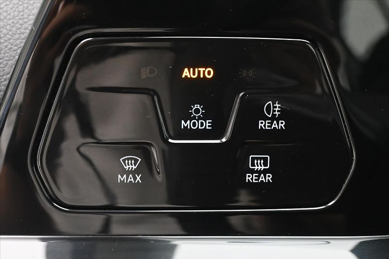 Volkswagen Golf 2,0 TDI 85 kW Life Záruka až 5 - fotka 27 z 31