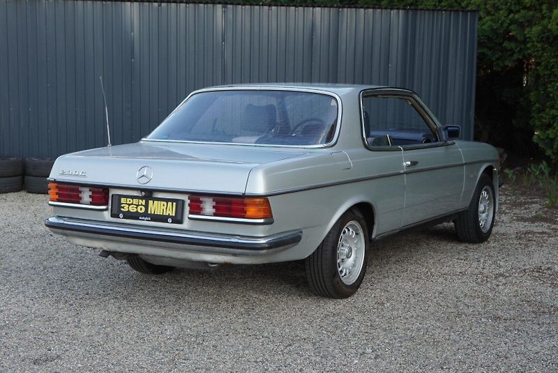 Mercedes-Benz 123 (1977) 230 CE - fotka 10 z 11