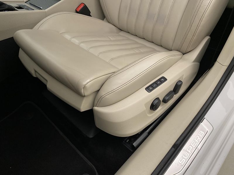 Škoda Superb COMBI 2.0TDI L&K DSG CZ - fotka 24 z 64