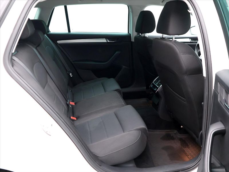 Škoda Superb 2,0 TDI 140kW DSG 4x4 CZ - fotka 13 z 31
