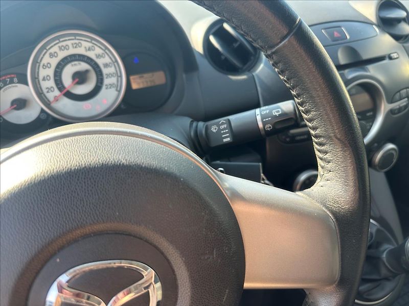Mazda 2 1,4 i MT - fotka 15 z 19
