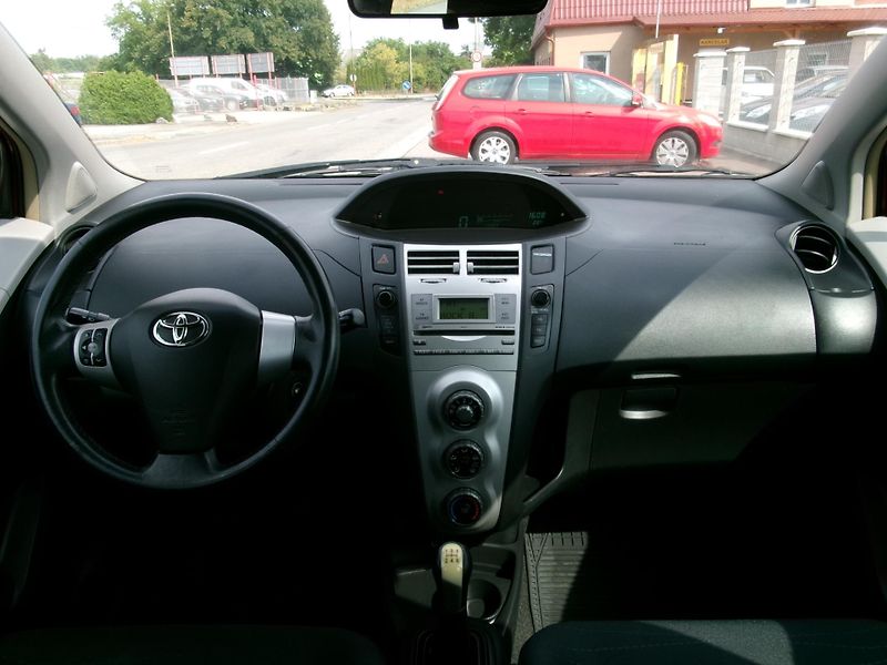 Toyota Yaris (2006) 1,0 VTT-i KLIMA - fotka 14 z 25