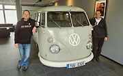 Aleš Fousek (vlevo) z Ústí nad Labem vlastní Volkswagen T1 Bus z roku 1964. Auto, které si oblíbilo hnutí Hippies. Aleš se svým bratrem Michalem současně provozuje autoservis v bývalé provozovně Toyoty v Solvayově ulici.