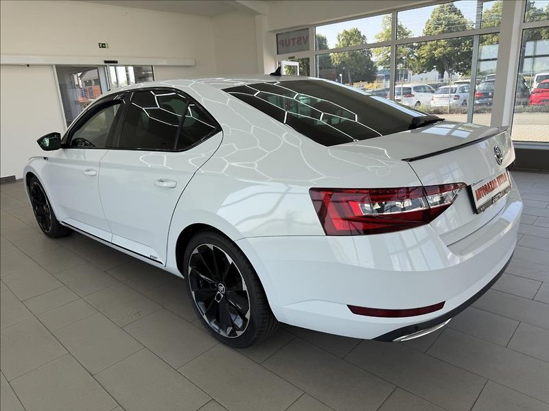 Škoda Superb 2,0 TDi, Sportline, Navi, DSG - fotka 3 z 36