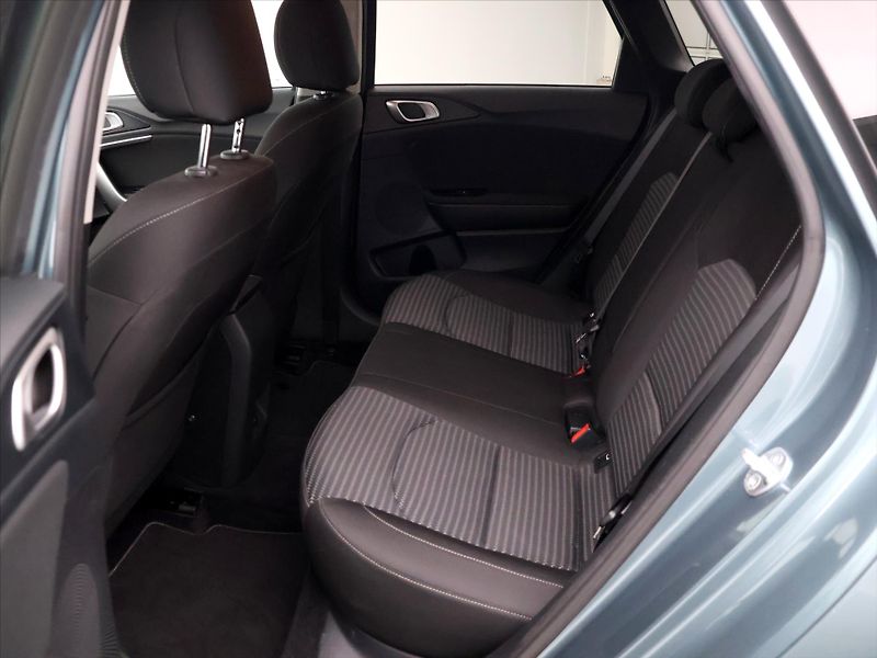 Kia Ceed SW 1,5 T-GDI 117kW GT-Line CZ DPH - fotka 14 z 38