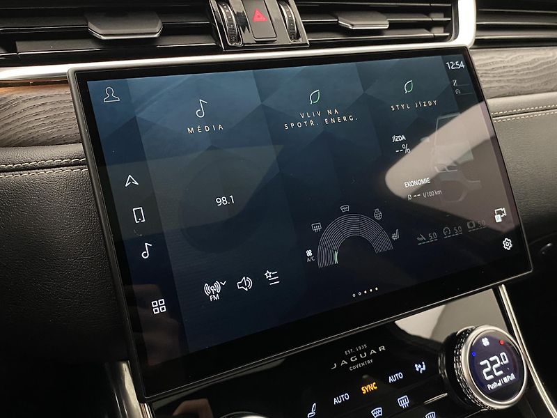 Jaguar XF D200 R-DYNAMIC AWD REZERVACE - fotka 35 z 48