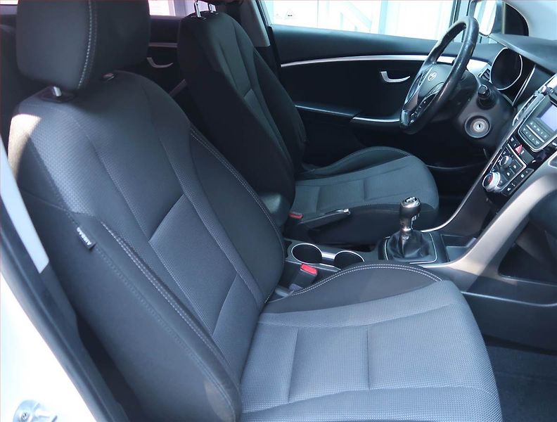 Hyundai i30 (2012) 1.6 GDI, Tažné, jezdí výborně - fotka 9 z 15