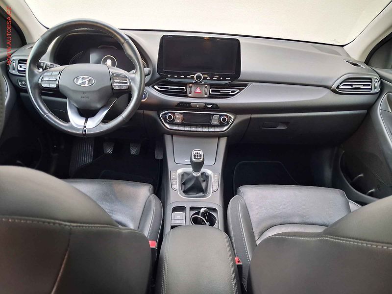 Hyundai i30 (2021) 1.5 T-GDi, Prime, LED, panor - fotka 8 z 22