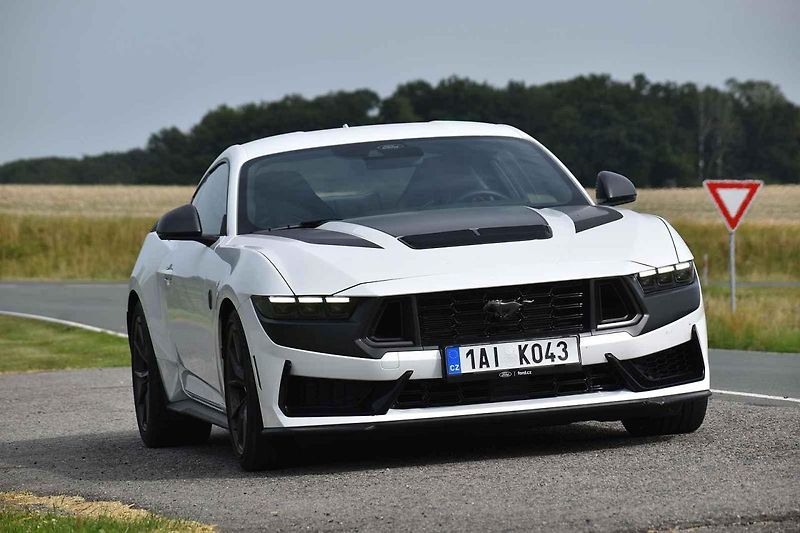 Tento Ford Mustang byl ve výkonnější verzi Dark Horse.