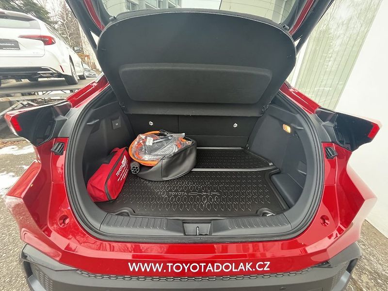 Toyota C-HR 2.0L PHEV Executive - fotka 7 z 26