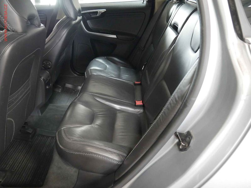 Volvo XC60 (2012) 2.4 D 4x4, 1.maj,ČR, Xenon - fotka 10 z 17