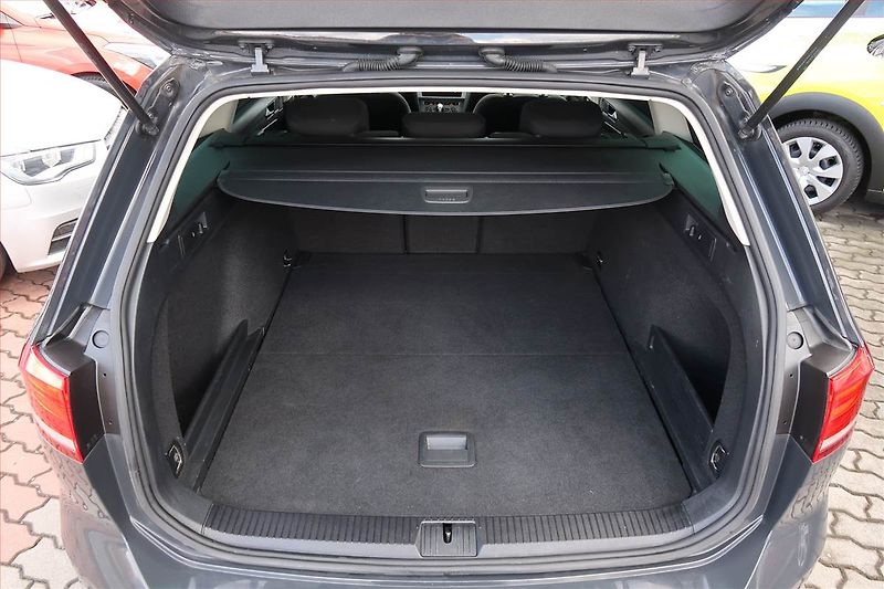 Volkswagen Passat (2018) 2.0 TDI, Automat, Navi - fotka 14 z 19