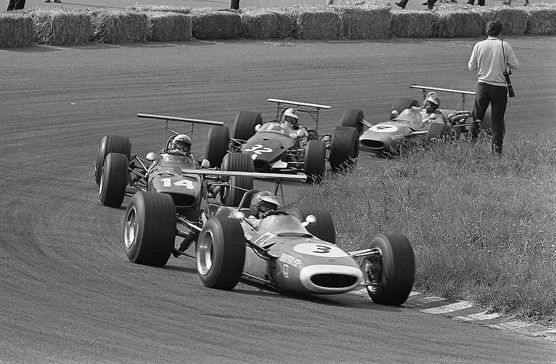 Před nedávnem oslavil 82. narozeniny rekordman v účasti na 24 hodin Le Mans, bývalý pilot F1 a držitel rekordu v letectví, francouzský automobilový závodník Henri Pescarolo. V roce 1984 závodil při Interserii v Mostě.