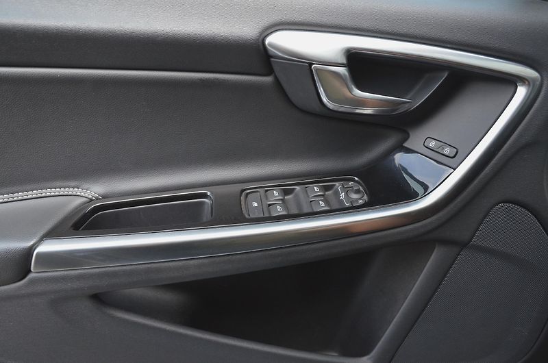Volvo V60 (2016) 2.4 D6 AWD PHEV 212kW Momentum - fotka 26 z 39