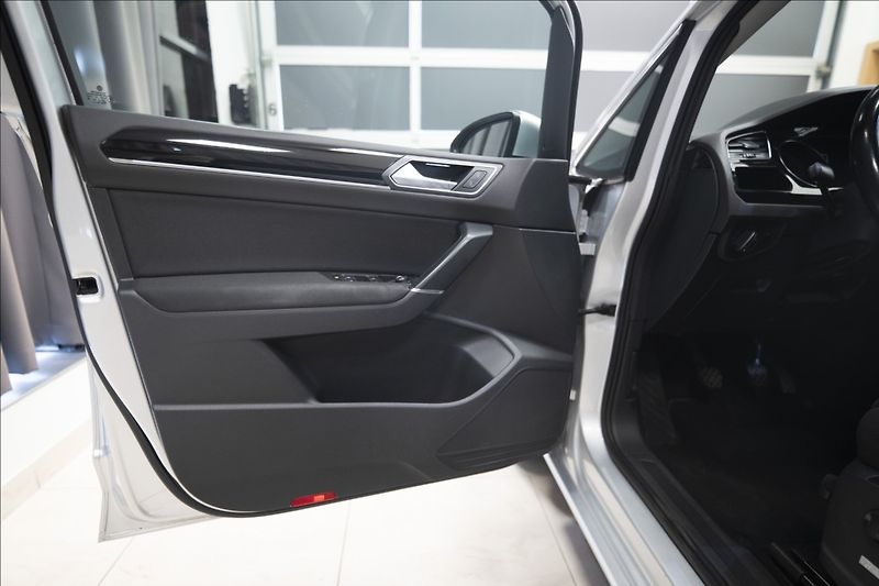 Volkswagen Touran 2,0 TDI MASÁŽ KAMERA VÝHŘEV ČR - fotka 18 z 39